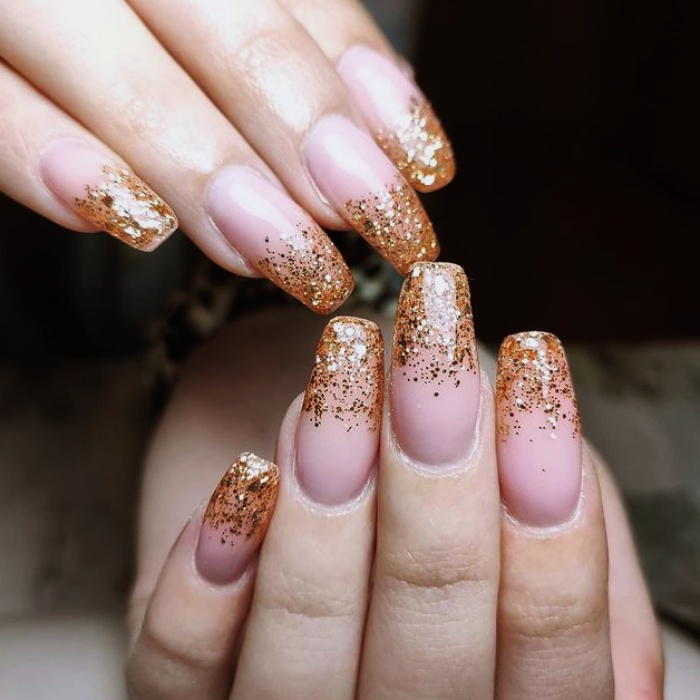 diseño de uñas postizas, de acrílico, gelish con estilo francés, punta francesa y un toque navideño con glitter, brillo, brillantina 