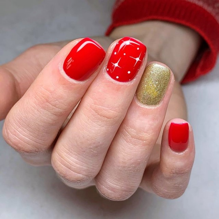 uñas postizas, con gelish, esmalte rojo con brillo, glitter, brillantina, dorado, moños, muñecos de nieve, largas, con punta cuadrada, de almendra