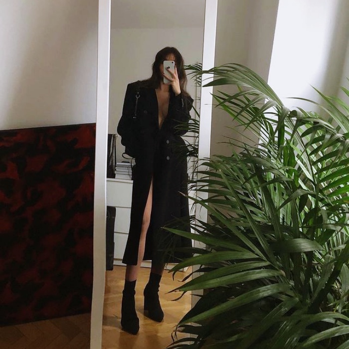 mujer con botas de cuero altas y abrigo