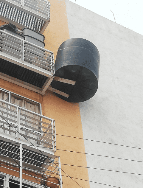 Denuncia en Facebook de mujer que cuelga su tinaco con dos tablas en un balcón