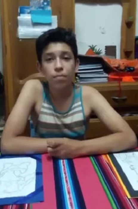 Mateo sentado y mirando a la cámara