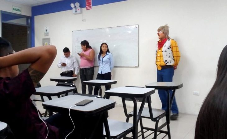 Chico disfrazado de payaso exponiendo en clase, Raúl Rivera