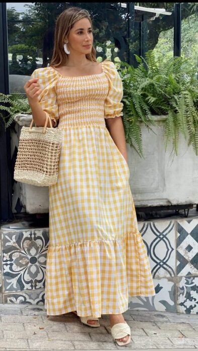 Chica usando un vestido casual con tenis