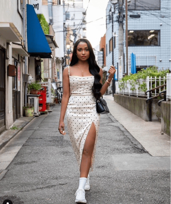 Chica usando un vestido casual con tenis