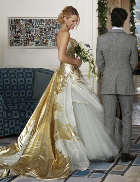Blake Lively en Gossip Girl usando un vestido de color dorado con blanco