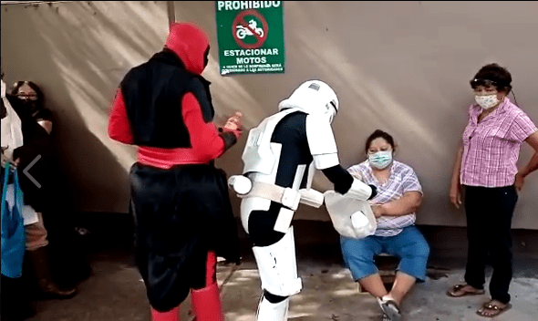 Fanáticos de Star Wars en la entrada de hospital