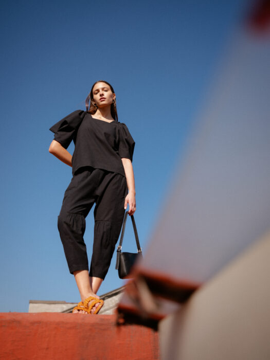 pantalones negros; Campaña Liverpool colección YAKAMPOT for MAP