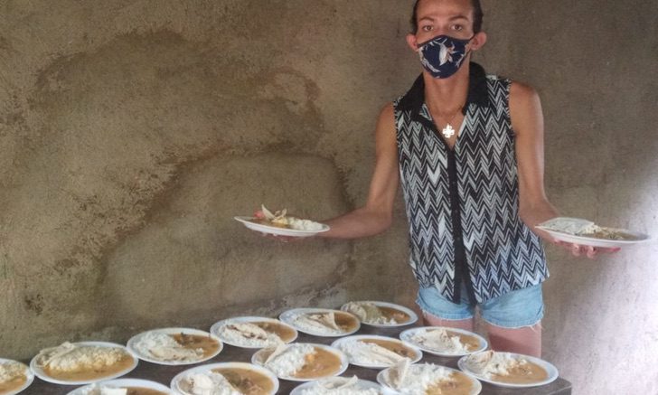 Karelia de la Vega repartiendo comida