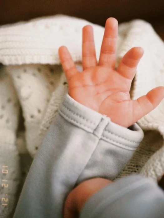 Yuya muestra la mano de su bebé en Instagram