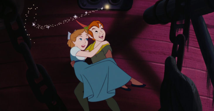 Peter Pan cargando a Wendy, escena de la película animada de Peter Pan