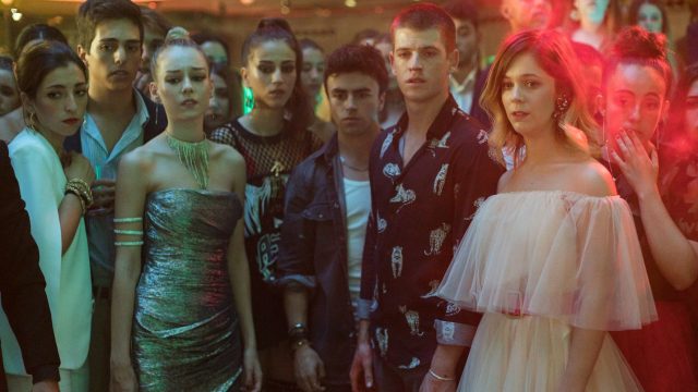 Cast de élite en una fiesta de graduación escolar