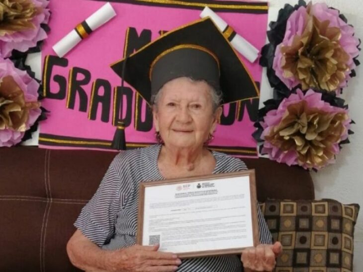 Mujer sosteniendo un diploma; abuelita se graduó de la secundaria a los 89 años