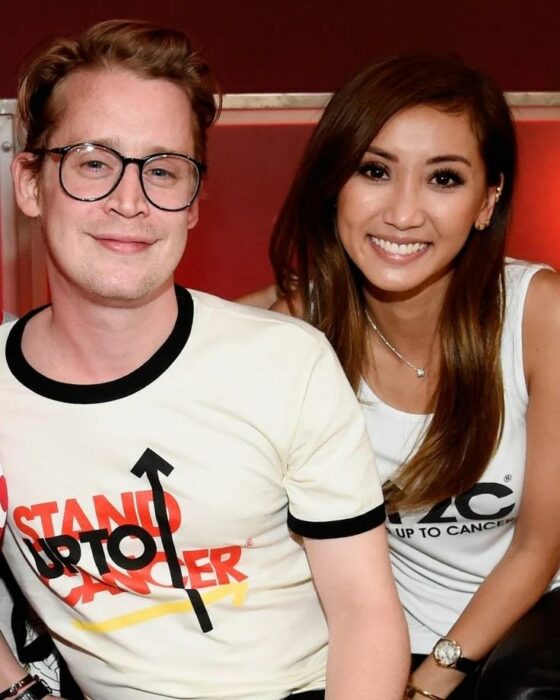 Macaulay Culkin y Brenda Song sonriendo; ¡Viva el amor! Macaulay Culkin y Brenda Song se comprometen