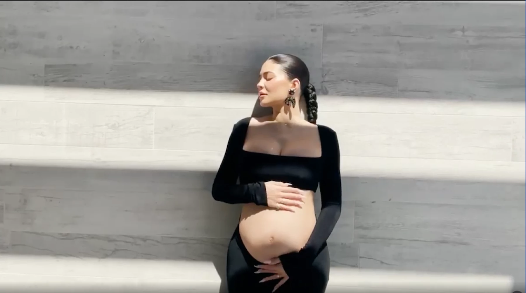 Kylie Jenner mostrando su embarazo; Kylie Jenner confirma su segundo embarazo y muestra su pancita con orgullo