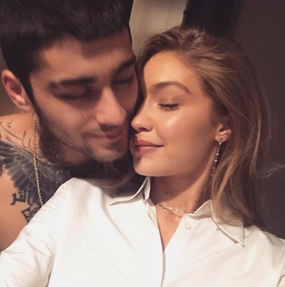 Zayn Malik y Gigi Hadid abrazados mirándose a los ojos