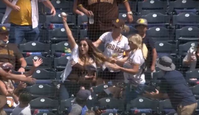Mamá hace la mejor atrapada de beisbol con bebé en brazos y se vuelve viral