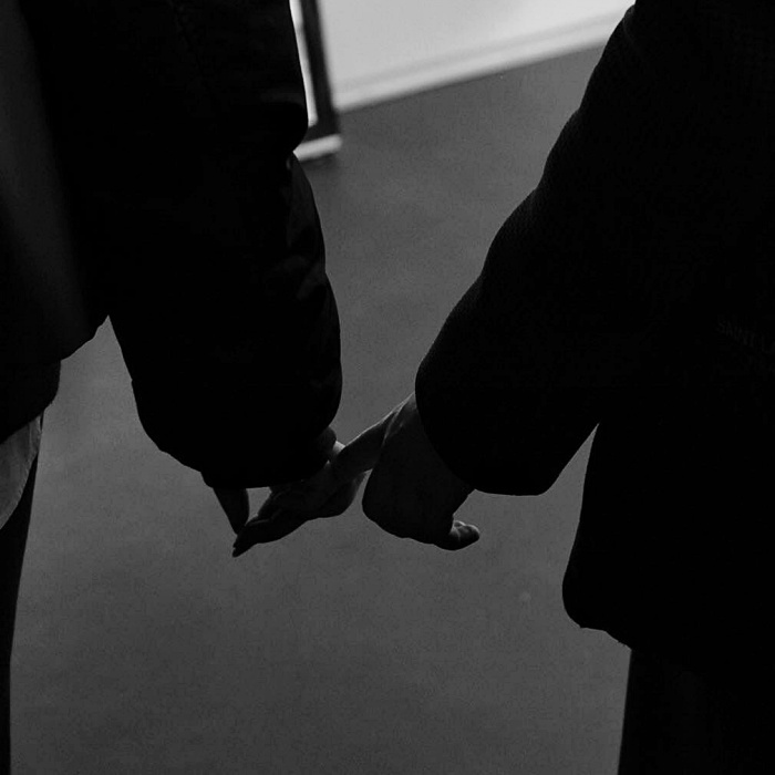 foto de pareja agarrándose de la mano