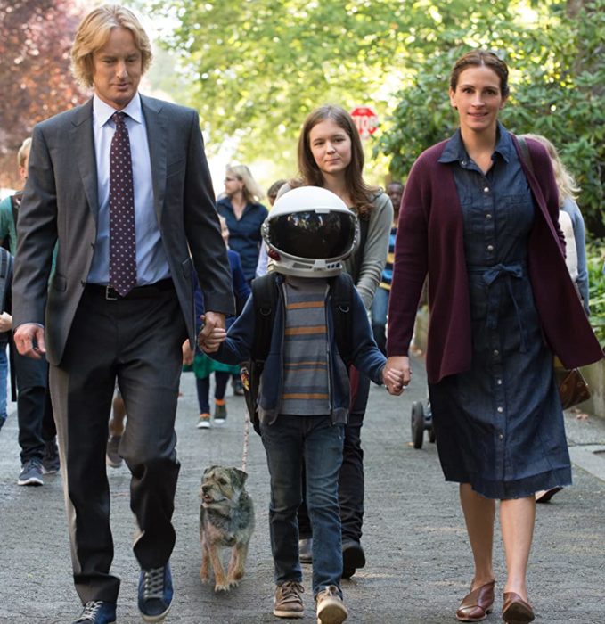 Escena de la película Extraordinario donde aparecen los padres de Auggie y él usando un casco de astronauta