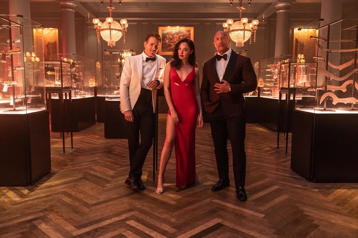 escena de la película Red Notice con Gal Gadot, Ryan Reynolds y Dwayne Johnson; 'Red Notice', la película más cara de Netflix, se estrenará en noviembre