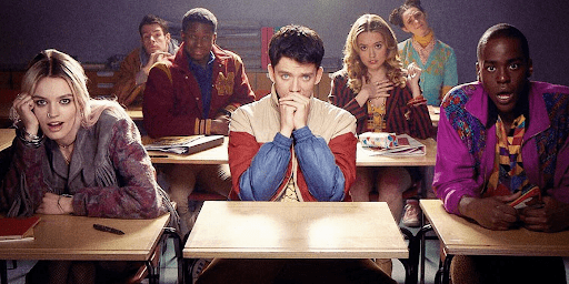 Foto de los personajes de Sex Education, donde aparecen de fondo en un salón de clases