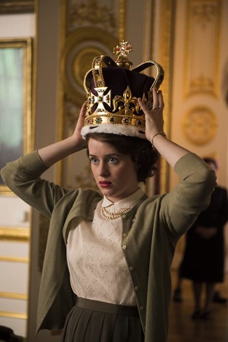 Escena de la serie The Crown, donde Isabel se coloca la corona