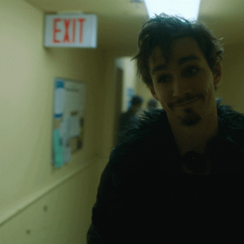 Klaus comiendo galletas en forma de corazón dentro de un hospital, escena de The Umbrella Academy
