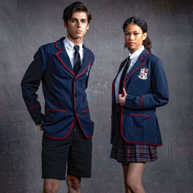 Chicos llevando uniformes en azul marino inspirados en la serie The Umbrella Academy